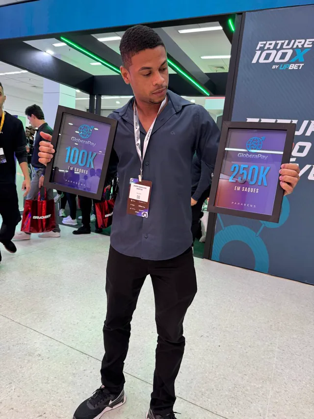 Empreendedor digital recebendo placas de saques